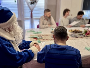 Policyjny Niebieski Mikołaj ponownie odwiedził Środowiskowe Domy Samopomocy w Tczewie.