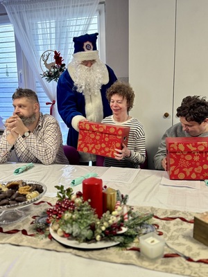 Policyjny Niebieski Mikołaj ponownie odwiedził Środowiskowe Domy Samopomocy w Tczewie.