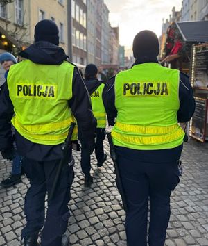 Policjanci na Gdańskim Jarmarku Bożonarodzeniowym.