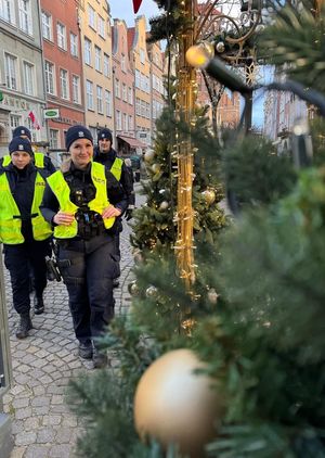 Policjanci na Gdańskim Jarmarku Bożonarodzeniowym.