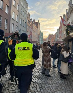 Policjanci na Gdańskim Jarmarku Bożonarodzeniowym.