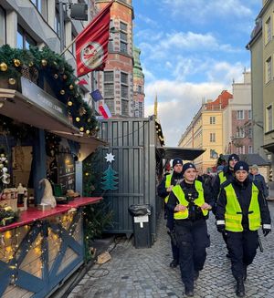 Policjanci na Gdańskim Jarmarku Bożonarodzeniowym.
