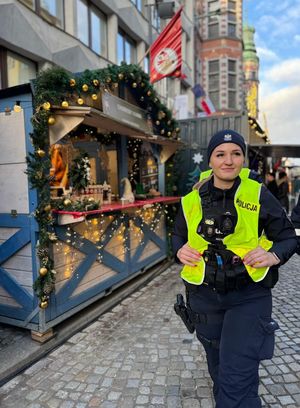 Policjanci na Gdańskim Jarmarku Bożonarodzeniowym.