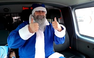 Niebieski Mikołaj rozświetla twarze dzieci na Kociewiu.