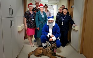 Niebieski Mikołaj rozświetla twarze dzieci na Kociewiu.