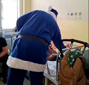 Niebieski Mikołaj rozświetla twarze dzieci na Kociewiu.