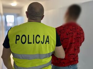 policjant z zatrzymaym