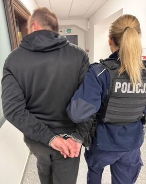 policjantka z zatrzymanym podejrzanym o zniszczenie mienia