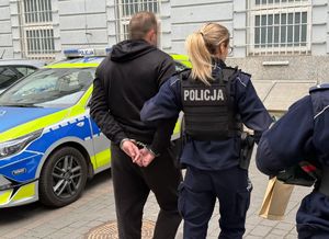 policjantka z zatrzymanym podejrzanym o zniszczenie mienia