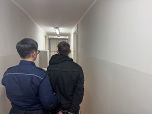 policjantka z zatrzymanym