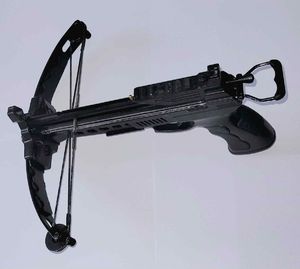 zatrzymany poszukiwany i zabezpieczona kusza