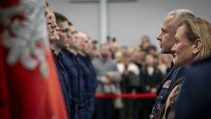 Ślubowanie nowo przyjętych policjantów / odznaczenia państwowe i resortowe dla pomorskich funkcjonariuszy i pracowników Policji / nowi oficerowie