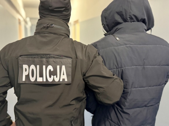 policjant z zatrzymanym