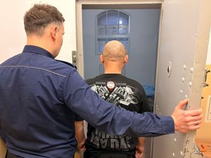 policjant z zatrzymanym