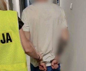 Agresywny nietrzeźwy mężczyzna zatrzymany przez policjantów