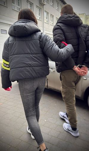 Zatrzymana kobieta i mężczyzna odpowiedzą za rozbój.