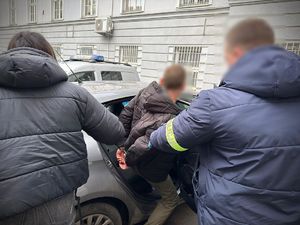 Zatrzymana kobieta i mężczyzna odpowiedzą za rozbój.