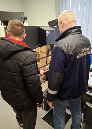 Kierował autem pomimo 2 sądowych zakazów, pod wpływem narkotyków i posiadał je przy sobie – został zatrzymany przez policjantów.