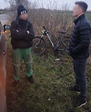 Nietrzeźwy rowerzysta stanowił ogromne zagrożenie na drodze. Zareagowali policjanci po służbie.
