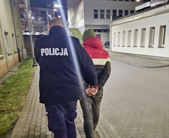 Sprawca kradzieży samochodu o wartości prawie 100 tysięcy złotych zatrzymany po policyjnym pościgu.