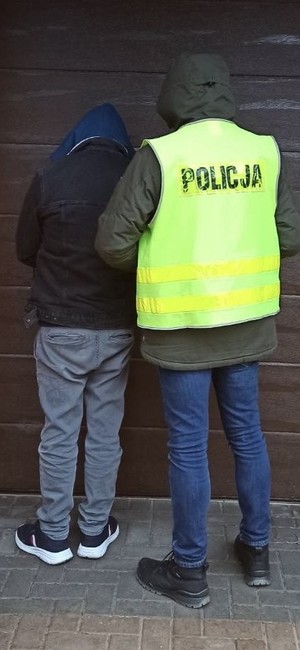 policjant z zatrzymanym