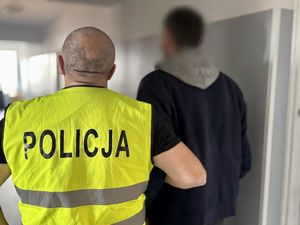 policjant z zatrzymanym