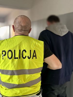 policjant z zatrzymanym