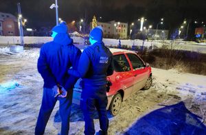 policjanci podczas zatrzymania nietrzeźwego
