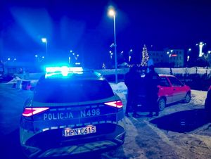 policjanci podczas zatrzymania nietrzeźwego