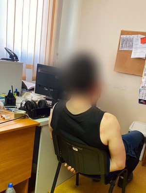 Policjanci podczas czynności z zatrzymanym