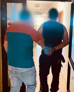 Policjanci podczas czynności z zatrzymanym