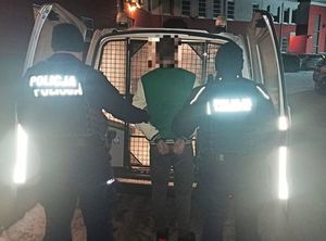 policjant z zatrzymanym