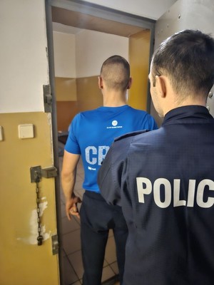 policjant z zatrzymanym