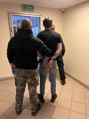 policjanci z zatrzymanymi za posiadanie narkotyków