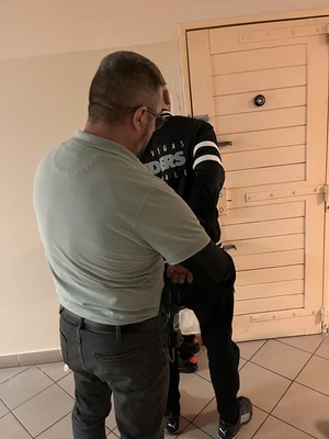 policjanci z zatrzymanymi za posiadanie narkotyków