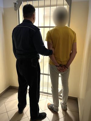 policjant z zatrzymanym