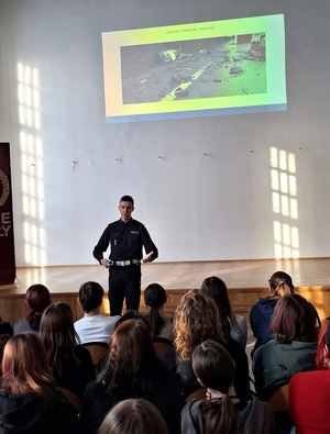 policjanci podczas zajęć z młodzieżą w szkole