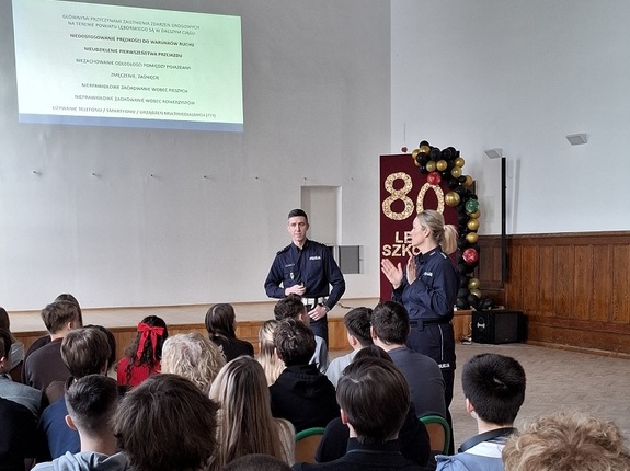 policjanci podczas zajęć z młodzieżą w szkole