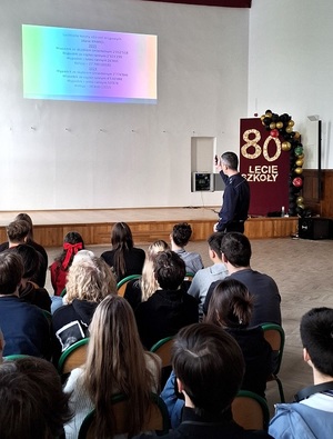 policjanci podczas zajęć z młodzieżą w szkole