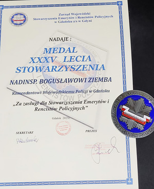 Dzisiaj odbyła się w Gdyni uroczystość Jubileuszu 35-lecia powstania Stowarzyszenia Emerytów i Rencistów Policyjnych. W spotkaniu udział wziął Komendant Wojewódzki Policji w Gdańsku nadinsp. Bogusław Ziemba, który był wśród wyróżnionych Medalem 35-lecia "Za Zasługi dla Stowarzyszenia Emerytów i Rencistów Policyjnych."