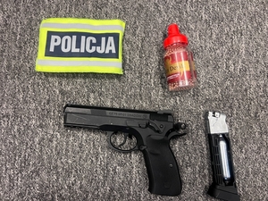 policjanci zatrzymali sprawców rozboju i zabezpieczyli broń pneumatyczną
