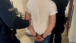 policjanci z zatrzymanym