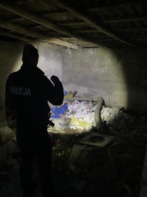 policjanci podczas kontroli