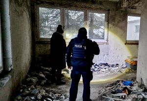 policjanci podczas kontroli