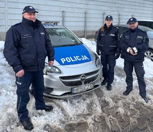 Dzielnicowi pomogli mężczyźnie, któremu groziło wychłodzenie.