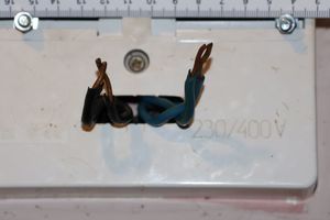 Nielegalny pobór prądu ujawniony podczas działań policjantów.