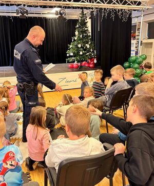 Wejherowscy policjanci rozmawiają z dziećmi o bezpiecznych feriach zimowych.