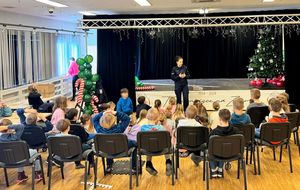 Wejherowscy policjanci rozmawiają z dziećmi o bezpiecznych feriach zimowych.