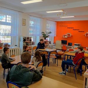 Aby ferie były bezpieczne - spotkanie policjantów z dziećmi.