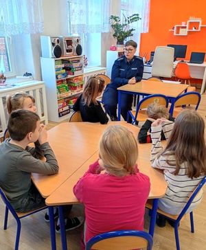Aby ferie były bezpieczne - spotkanie policjantów z dziećmi.